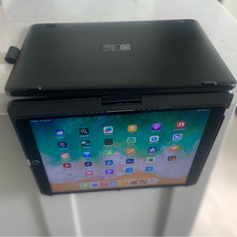 2017 iPad Pro 10.5 with QWERTY keyboard case. - Picture 12 of 13